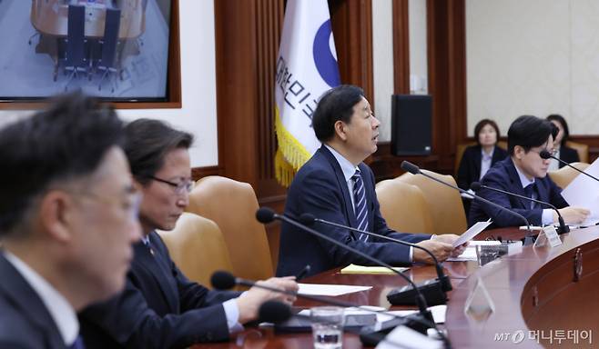 [서울=뉴시스] 조수정 기자 = 구윤철 경제부총리 겸 재정경제부 장관이 21일 오전 서울 종로구 정부서울청사에서 민생물가 특별관리 TF 회의 겸 대외경제장관회의를 주재하고 있다. 2026.05.21.