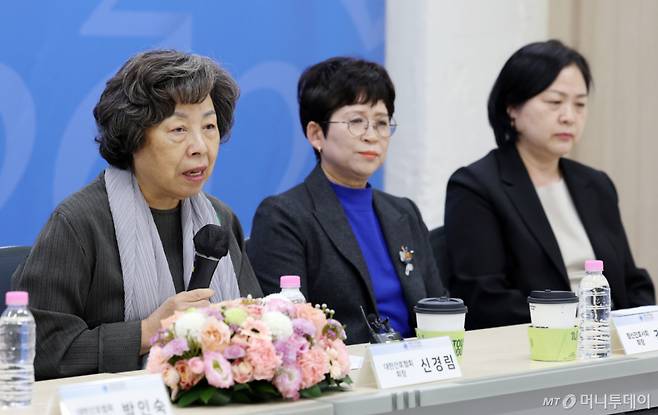 신경림 대한간호협회 회장이 지난해 10월 서울 중구 대한간호협회 간호인력지원센터 강당에서 열린 간호사 심리상담 전문가 발대식에 참석해 취지 발언을 하고 있다./사진=[서울=뉴시스]