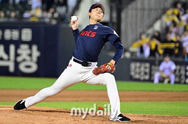2026년 4월 16일 오후 서울 잠실구장에서 열린 '2026 신한 SOL KBO리그' 롯데 자이언츠와 LG 트윈스의 경기. 롯데 쿄야마가 8회말 구원등판해 역투하고 있다./마이데일리