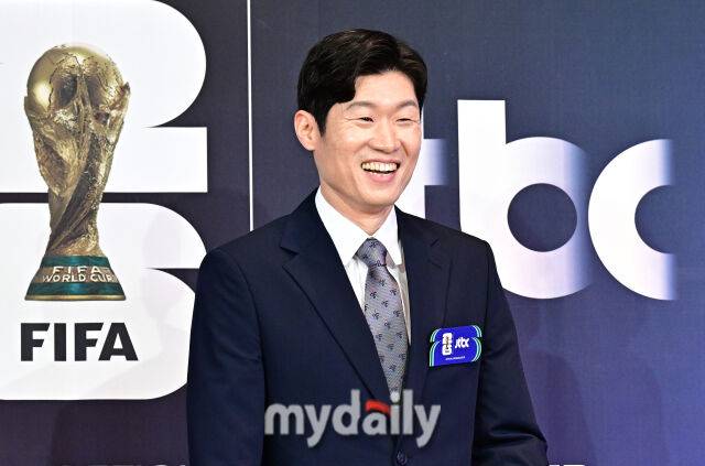 박지성 해설위원이 21일 서울 앰배서더 풀만 호텔에서 진행된 JTBC '2026 FIFA 북중미 월드컵' 기자간담회에 참석했다. 이번 행사에는 곽준석 JTBC 방송중계단장과, 배성재·이광용·정용검 캐스터, 박지성·김환·이주헌 해설위원이 참석해 JTBC의 월드컵 중계 방향성을 소개했다. /앰배서더서울풀만호텔=한혁승 기자