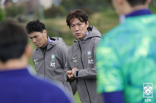 [서울=뉴시스] 미국 유타주 솔트레이크시티에 도착해 2026 국제축구연맹(FIFA) 북중미 월드컵 대비 사전 캠프를 시작한 홍명보 축구대표팀 감독. (사진=대한축구협회 제공) *재판매 및 DB 금지