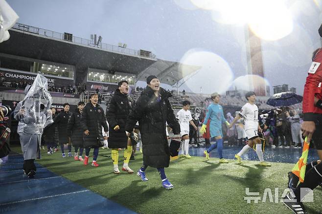 [수원=뉴시스] 김근수 기자 = 20일 오후 경기 수원종합운동장에서 열린 2025-26 아시아축구연맹(AFC) 여자챔피언스리그(AWCL) 4강전 수원FC위민과 내고향여자축구단의 경기 시작 전 양팀 선수들이 그라운드로 들어서고 있다. 2026.05.20. ks@newsis.com