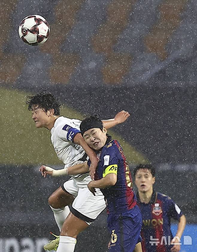 [수원=뉴시스] 김근수 기자 = 20일 오후 경기 수원종합운동장에서 열린 2025-26 아시아축구연맹(AFC) 여자챔피언스리그(AWCL) 4강전 수원FC위민과 내고향여자축구단의 경기 전반, 내고향여자축구단 김경영과 수원FC위민 지소연이 헤딩경합을 하고 있다. 2026.05.20. ks@newsis.com