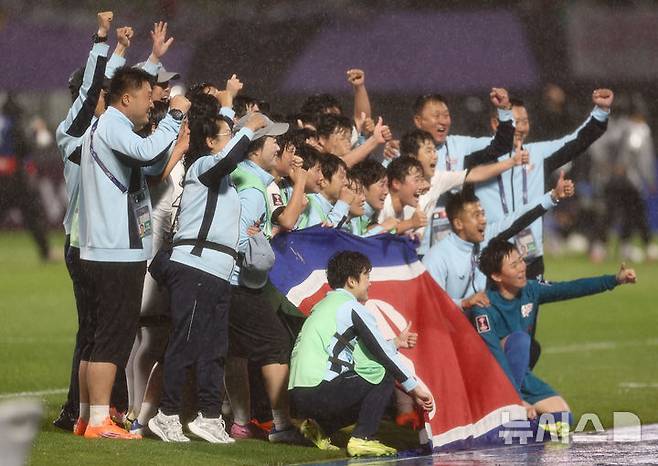 [수원=뉴시스] 황준선 기자 = 20일 오후 경기 수원종합운동장에서 열린 2025~2026시즌 아시아축구연맹(AFC) 여자 챔피언스리그(AWCL) 4강전 수원FC위민과 내고향여자축구단의 경기, 2-1로 승리한 내고향 선수들이 인공기를 펼치고 기념촬영 하고 있다. 2026.05.20. hwang@newsis.com