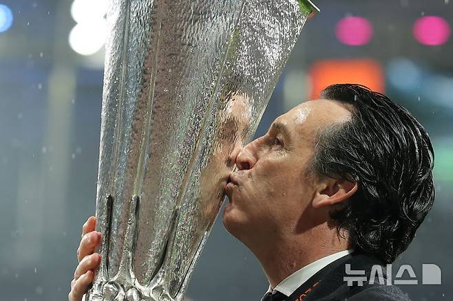 [이스탄불=AP/뉴시스] 애스턴 빌라(잉글랜드)의 우나이 에메리 감독이 20일(현지 시간) 튀르키예 이스탄불의 튀프라시 스타디움에서 열린 2025-26 유럽축구연맹(UEFA) 유로파리그(UEL)에서 팀이 정상에 오른 후 트로피를 들고 입 맞추고 있다. 애스턴 빌라는 결승전에서 프라이부르크(독일)를 3-0으로 꺾고 창단 첫 UEL 우승을 차지했고, 에메리 감독은 통산 5번째 UEL 우승컵을 들어 올렸다. 2026.05.21.