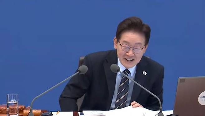 [서울=뉴시스] 보건복지부가 이재명 대통령 성대모사로 유명한 개그맨 안윤상과 함께 제작한 홍보 영상이 화제가 된 가운데, 이 대통령이 직접 본 뒤 "재미있다"고 말했다. 사진은 국무회의 중 해당 영상을 보고 있는 이 대통령. (사진=총리실TV 유튜브 캡처) *재판매 및 DB 금지