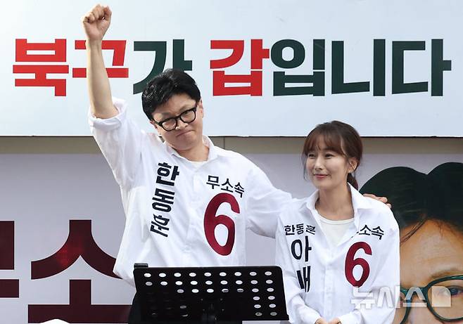 [부산=뉴시스] 김진아 기자 = 제9회 전국동시지방선거 및 국회의원 재·보궐선거의 공식 선거운동이 시작된 21일 한동훈 무소속 부산 북구갑 국회의원 보궐선거 후보가 부산 북구 구포시장 앞에서 열린 출정식에서 지지를 호소하고 있다. 2026.05.21. bluesoda@newsis.com