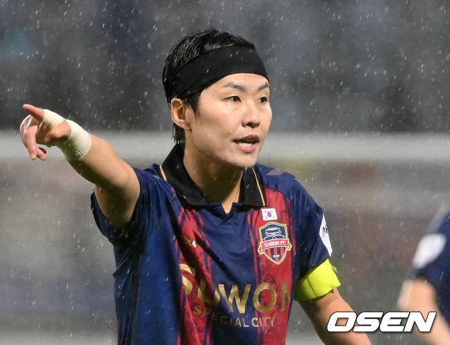 [OSEN=수원, 이대선 기자] 수원FC 위민은 20일 수원종합운동장에서 열린 2025-2026시즌 아시아축구연맹(AFC) 여자 챔피언스리그(AWCL) 4강전에서 북한 평양 내고향여자축구단과 경기에서 1-2로 패배했다.전반 수원FC 위민 지소연이 작전을 지시하고 있다. 2026.05.20 /sunday@osen.co.kr