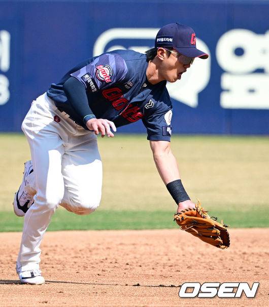 [OSEN=대구, 조은정 기자] 28일 대구삼성라이온즈파크에서 ‘2026 신한 SOL KBO 리그’ 삼성 라이온즈와 롯데 자이언츠의 개막전이 열렸다.개막전 선발 투수로 삼성은 후라도를 롯데는 로드리게스를 내세웠다.3회말 2사에서 롯데 유격수 전민재가 삼성 김성윤이 내야안타 때 타구를 포구하고 있다. 2026.03.28 /cej@osen.co.kr