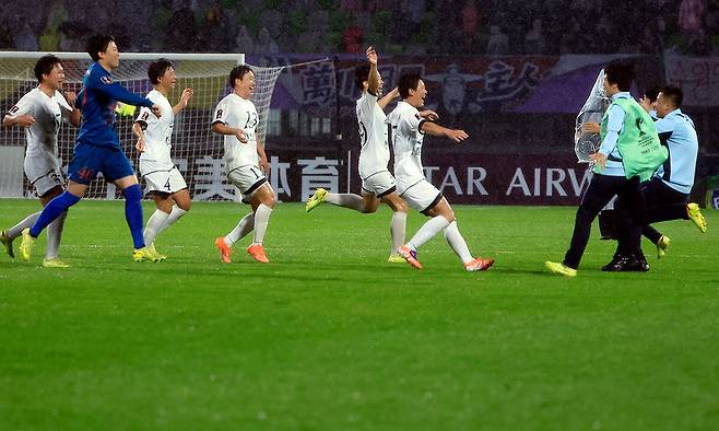 20일 경기 수원시 장안구 수원종합운동장에서 열린 2025∼2026 아시아축구연맹(AFC) 여자 챔피언스리그(AWCL) 준결승전에서 내고향여자축구단이 수원FC 위민을 상대로 2대 1 승리를 확정한 뒤 환호하고 있다. 수원=뉴스1