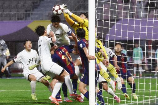 20일 오후 경기도 수원시 장안구 경수대로 수원종합운동장에서 열린 2025-2026 아시아축구연맹(AFC) 여자 챔피언스리그(AWCL) 4강 수원FC 위민과 북한 내고향여자축구단이 치열한 경기를 펼치고 있다. 뉴스1