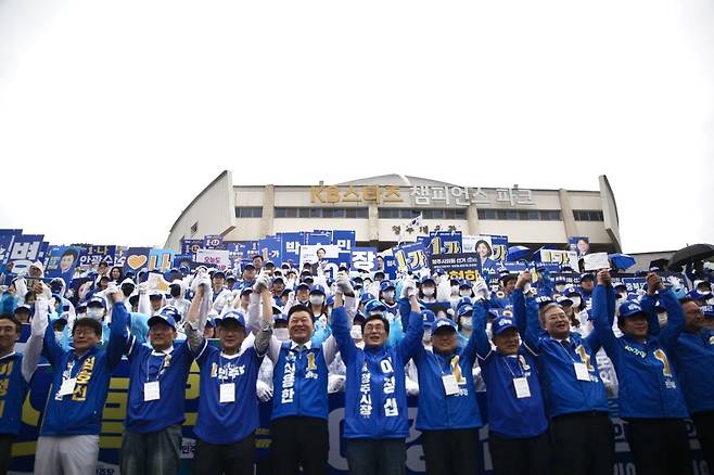 더불어민주당 충북도당이 21일 청주체육관 광장에서 6∙3 지방선거 출정식을 가졌다. 더불어민주당 충북도당 제공