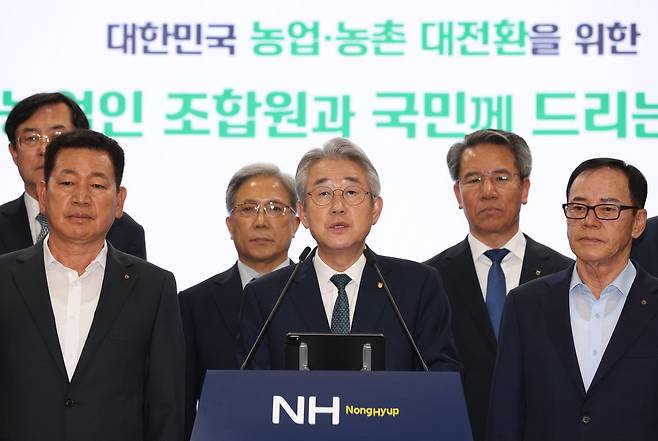 강호동(가운데) 농협중앙회장이 21일 서울시 중구 농협중앙회 본관에서 농업인 조합원과 국민께 드리는 글을 발표하고 있다. 사진 제공=농협중앙회
