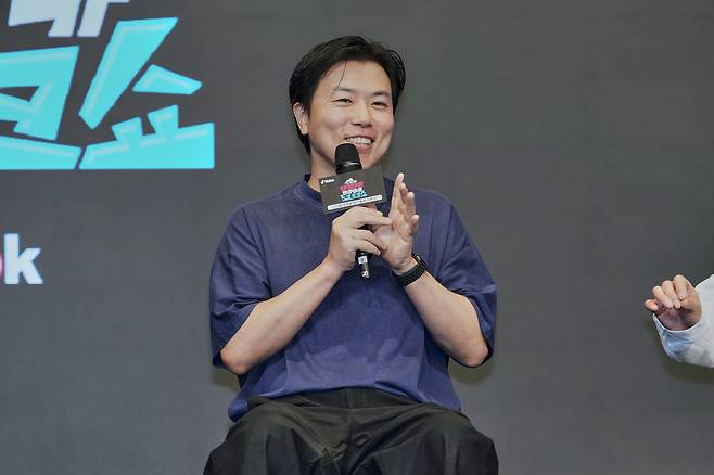 김동욱PD가 21일 오전 서울 신도림 더 링크 호텔에서 열린 틱톡 오리지널 예능 ‘티키티키타카타카토크토크쇼’ 제작발표회에 참석해 발언하고 있다. 사진 틱톡 코리아