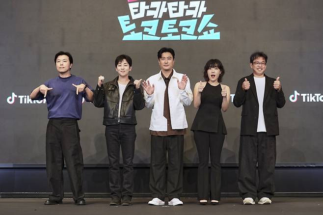 김동욱PD와 딘딘, 안정환, 이은지, 윤철 틱톡 코리아 뉴스&스포츠 총괄이 21일 오전 서울 신도림 더 링크 호텔에서 열린 틱톡 오리지널 예능 ‘티키티키타카타카토크토크쇼’ 제작발표회에 참석해 포즈를 취하고 있다. 사진 틱톡 코리아