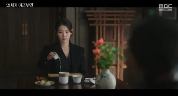 MBC 드라마 ‘21세기 대군부인’에서 중국식 다도법이 등장한 장면. 사진 MBC 방송화면 캡쳐