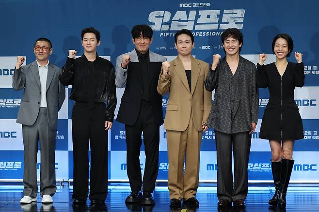 한동화 감독(왼쪽부터), 배우 이학주, 허성태, 오정세, 신하균, 김신록이 21일 서울 마포구 상암동 MBC에서 열린 새 금토드라마 ‘오십프로’ 제작발표회에서 포즈를 취하고 있다. 연합뉴스