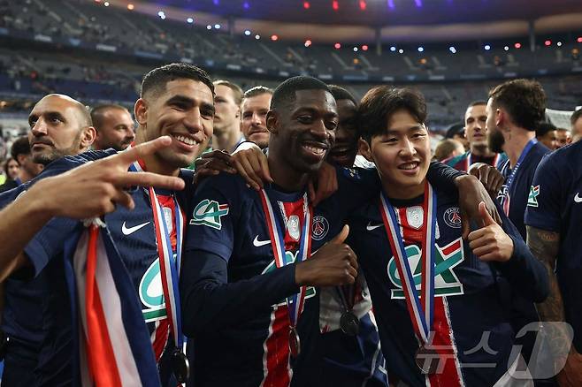 PSG 이강인이 쿠프 드 프랑스 결승에서 승리 후 팀 동료 아슈라프 하키미(왼쪽), 우스만 뎀벨레와 함께 포즈를 취하며 기뻐하고 있다. AFP