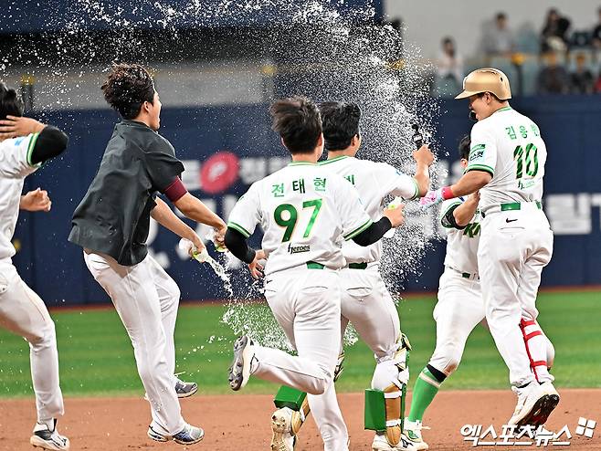 20일 오후 서울 구로구 고척스카이돔에서 열린 '2026 신한 SOL Bank KBO리그' SSG 랜더스와 키움 히어로즈의 경기, 키움이 김웅빈의 끝내기 안타에 힘입어 SSG에 6:5로 승리했다.  9회말 2사 1,2루 키움 김웅빈이 끝내기 안타를 날린 후 기뻐하고 있다. 고척, 김한준 기자