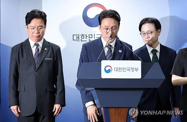 삼성전자 파업 관련 대국민 담화 마친 김민석 국무총리 (서울=연합뉴스) 안정원 기자 = 김민석 국무총리가 17일 서울 종로구 정부서울청사에서  삼성전자 파업 관련 대국민 담화를 마친 뒤 인사하고 있다.
    왼쪽부터 김영훈 고용노동부 장관, 김민석 국무총리, 김정관 산업통상부 장관.  2026.5.17 jeong@yna.co.kr