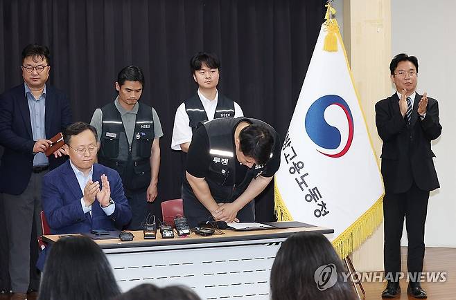 고개 숙여 인사하는 최승호 위원장 (수원=연합뉴스) 홍기원 기자 = 20일 경기도 수원시 장안구 경기고용노동청에서 열린 삼성전자 임금협상을 마친 후 최승호 삼성그룹 초기업노동조합 삼성전자지부 위원장이 고개 숙여 인사하고 있다. 2026.5.20 [공동취재] xanadu@yna.co.kr