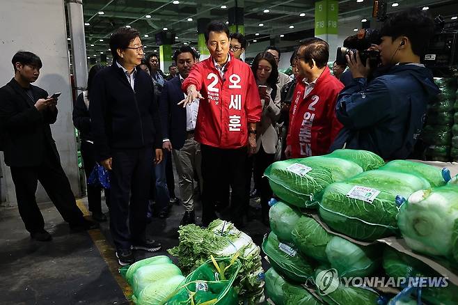가락시장 찾은 오세훈 후보, 공식 선거운동 시작 (서울=연합뉴스) 윤동진 기자 = 국민의힘 오세훈 서울시장 후보가 21일 새벽 서울 가락동 농수산물도매시장을 찾아 공식 선거운동을 시작하고 있다. 2026.5.21 mon@yna.co.kr