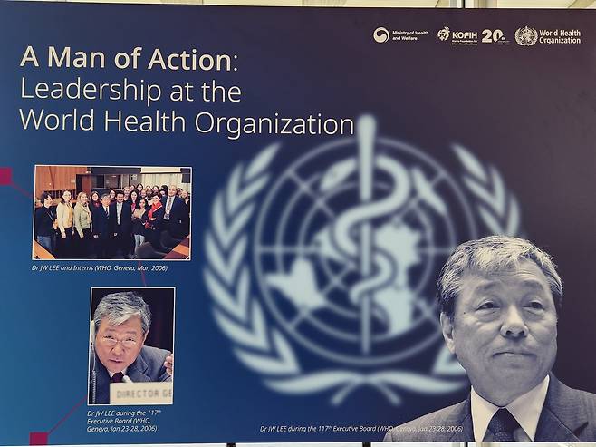 WHO서 기념하는 이종욱 박사 서거 20주기 (제네바=연합뉴스) 송진원 특파원 = WHO 제6대 사무총장을 지낸 고(故) 이종욱 박사 서거 20주기를 추모해 20일(현지시간) 스위스 제네바의 WHO 로비에서 사진전이 열렸다. san@yna.co.kr 2026.05.20.