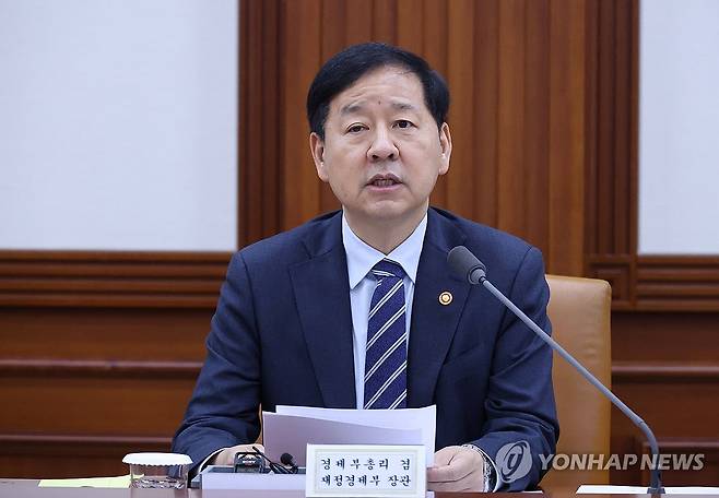 민생물가 특별관리 관계장관회의 주재하는 구윤철 부총리 (서울=연합뉴스) 안정원 기자 = 구윤철 경제부총리 겸 재정경제부 장관이 21일 서울 종로구 정부서울청사에서 열린 민생물가 특별관리 관계장관 태스크포스(TF) 및 제268차 대외경제장관회의에서 발언하고 있다. 2026.5.21 jeong@yna.co.kr