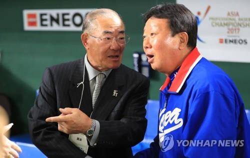 선동열 전 국가대표 감독과 대화하는 장훈(왼쪽) [연합뉴스 자료사진]