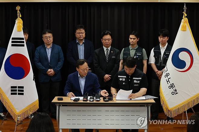 잠정 합의안 서명하는 삼성전자 노사 (수원=연합뉴스) 홍기원 기자 = 지난 20일 경기도 수원시 장안구 경기고용노동청에서 열린 삼성전자 임금협상을 마친 후 여명구 삼성전자 DS(디바이스솔루션·반도체 사업 담당) 피플팀장과 최승호 삼성그룹 초기업노동조합 삼성전자지부 위원장이 잠정 합의안에 서명하고 있다. 2026.5.20 [공동취재] xanadu@yna.co.kr