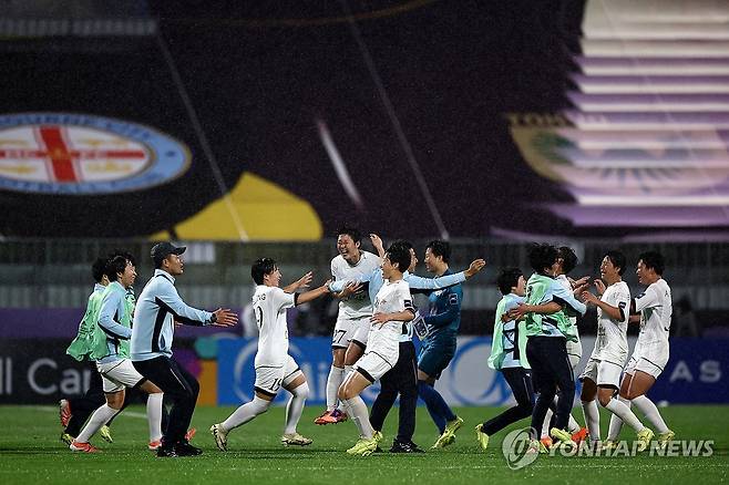 기뻐하는 내고향축구단 (수원=연합뉴스) 윤동진 기자 = 20일 수원 장안구 수원종합운동장에서 열린 아시아축구연맹(AFC) 여자 챔피언스리그(AWCL) 4강에서 수원FC 위민에 승리한 내고향여자축구단이 기뻐하고 있다. 2026.5.20 mon@yna.co.kr