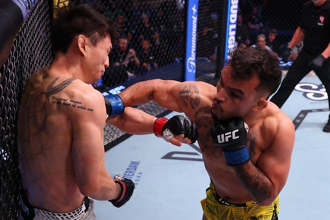 산투스의 공세에 1라운드 고전했던 최두호 [UFC 제공. 재판매 및 DB 금지]
