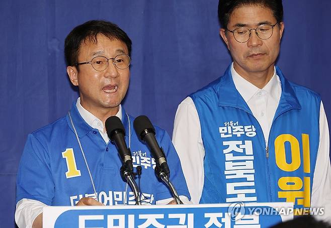 이원택 지원하는 한병도 (전주=연합뉴스) 임채두 기자 = 더불어민주당 한병도(왼쪽) 원내대표가 21일 전북특별자치도의회 기자회견에서 이원택 전북지사 후보를 지원하고 있다. 2026.5.21 doo@yna.co.kr
