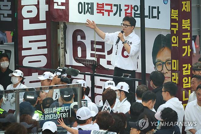 출정식 연 한동훈 (부산=연합뉴스) 손형주 기자 = 무소속 한동훈 부산 북갑 국회의원 보궐선거 후보가 21일 오후 부산 북구 구포시장 쌈지공원에서 출정식을 열고 유세를 하고 있다. 2026.5.21 handbrother@yna.co.kr