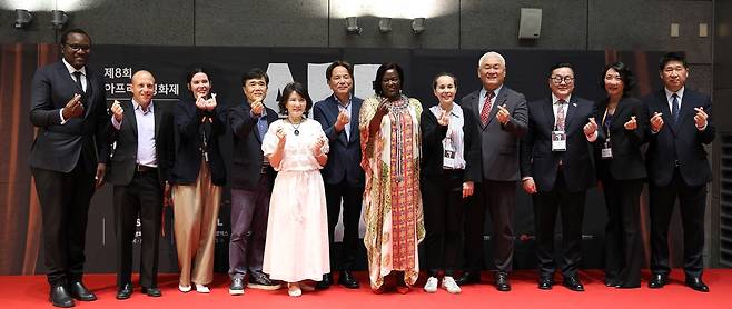 '제8회 아프리카영화제' 개막식 참석자들 (부산=연합뉴스) 성도현 기자 = 한·아프리카재단 등이 21일 부산 해운대구 영화의전당에서 개최한 '제8회 아프리카영화제' 개막식에서 김영채 한·아프리카재단 이사장(왼쪽에서 여섯 번째), 에미 제로노 킵소이 주한 케냐대사(왼쪽에서 일곱 번째) 등 참석자들이 기념 촬영을 하고 있다. 2026.5.21 raphael@yna.co.kr