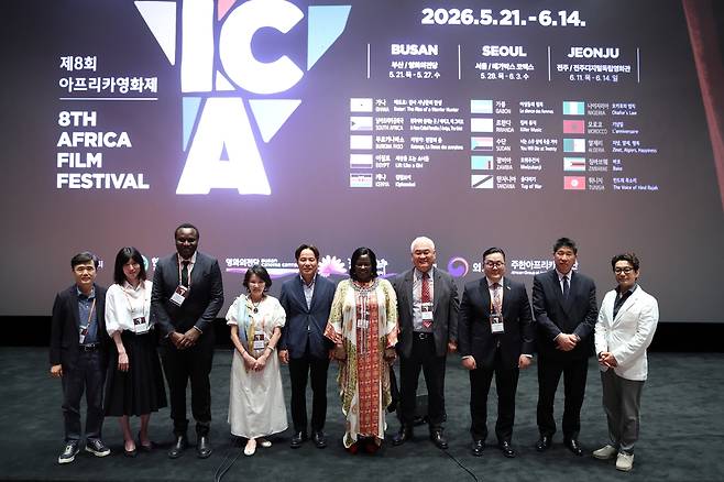'제8회 아프리카영화제' 개막 축하하는 참석자들 (부산=연합뉴스) 성도현 기자 = 한·아프리카재단 등이 21일 부산 해운대구 영화의전당에서 개최한 '제8회 아프리카영화제' 개막식에서 김영채 한·아프리카재단 이사장(왼쪽에서 다섯 번째) 등 참석자들이 기념 촬영을 하고 있다. 2026.5.21 raphael@yna.co.kr