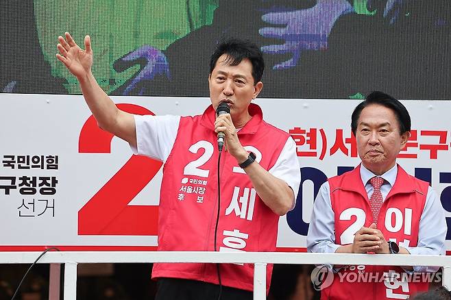 오세훈 후보, 인왕시장 앞 유세 (서울=연합뉴스) 서대연 기자 = 6ㆍ3 지방선거 및 재보선 공식 선거운동이 시작된 21일 국민의힘 오세훈 서울시장 후보(왼쪽)가 서울 서대문구 인왕시장에서 이성헌 서대문구청장 후보와 함께 유세를 하고 있다. 2026.5.21 dwise@yna.co.kr