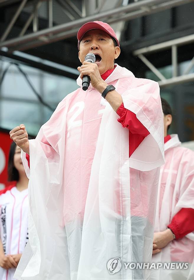 지지 호소하는 오세훈 (서울=연합뉴스) 이지은 기자 = 국민의힘 오세훈 서울시장 후보가 공식 선거운동 첫날인 21일 서울 강북구 삼양사거리에서 열린 첫 유세에서 지지를 호소하고 있다. 2026.5.21 jieunlee@yna.co.kr