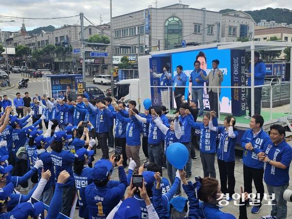 더불어민주당 최현덕 남양주시장 후보가 21일 오후 5시 평내호평역 1번 출구 앞 광장에서 시·도의원 후보들이 참석한 대규모 출정식을 열고 지방선거 필승을 향한 본격적인 레이스에 돌입했다. 2026.5.21 남양주/이종우기자 ljw@kyeongin.com