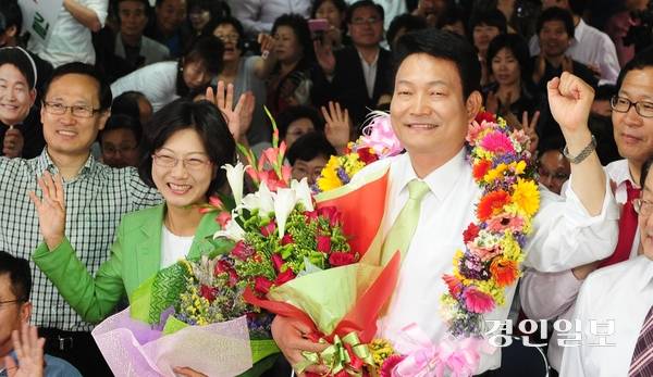 제5회 지방선거 인천시장 선거에서 안상수 시장의 3선을 저지하고 당선된 민주당 송영길 후보. 2010.6.2. /경인일보DB