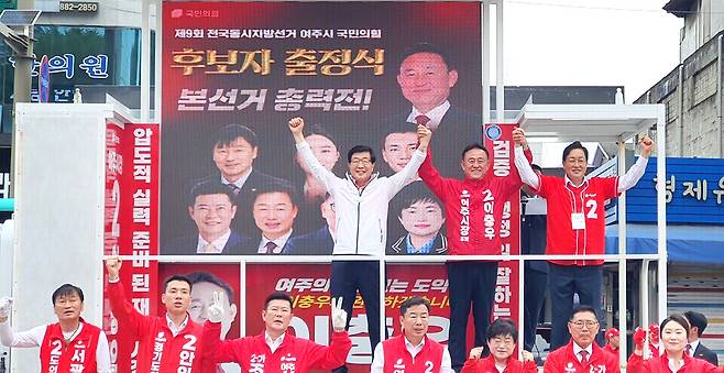 ▲ 지난 21일 열린 출정식에서 이충우 시장 후보가 원경희 전 시장(사진 왼쪽)과 김선교(사진 맨 오른쪽) 도당위원장과 함께 지지자의 환호에 답하고 있다. /홍성용 기자 syh224@incheonilbo.com