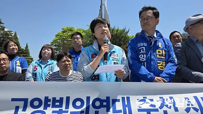 22일 오전 고양시 일산문화광장에서 '고양빛의연대 추천 시민정책동행후보 공동 출정기자회견'이 열린 가운데, 시민정책동행후보로 선정된 송영주 진보당 고양시장 후보가 발언하고 있다. 김태훈 기자
