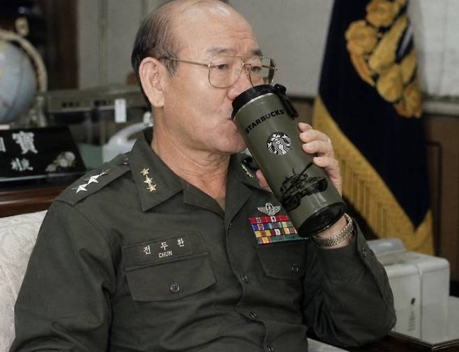 커뮤니티에 올라온 전직 대통령 전두환 씨의 합성 사진