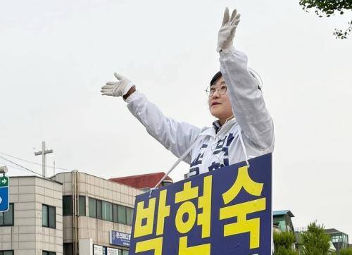 ◇박현숙 강원특별자치도교육감 후보. 박 후보는 21일 오전 6시30분 한라대에서 원주역을 순회하며 선거운동을 이어갔다. 사진=박현숙 후보 캠프 제공