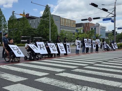 22일 오전 11시부터 오후 2시 30분까지 경남도청 정문 앞에서 '제4회 매드프라이드(Mad Pride) 경남' 행사가 열렸다. 이 자리는 정신질환 장애인 당사자들도 비장애인과 함께 지역사회 한 구성원으로 살아갈 권리가 있다는 점을 알리고자 마련됐다. 참석자들이 도청광장 건널목 앞 신호 대기 차량을 마주보고 손팻말을 들고 있다. /최석환 기자