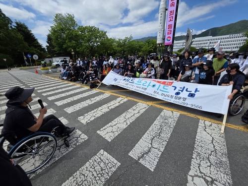 최진기 경남장애인자립생활센터협의회 대표가 22일 경남도청 정문 앞에서 열린 '제4회 매드프라이드(Mad Pride) 경남' 행사에서 발언하고 있다. /최석환 기자