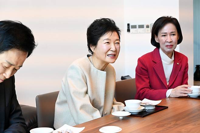 4일 박근혜 대통령이 사저를 예방한 국민의힘 이철우 경북도지사 예비후보, 추경호 대구시장 예비후보와 환담을 나누고 있다. /경북매일DB