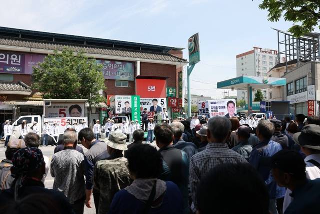무소속 박만우 봉화군수 후보가 22일 봉화버스터미널 앞 출정식에서 지지자들과 함께 본격적인 선거운동 시작을 알리고 있다. 독자 제공