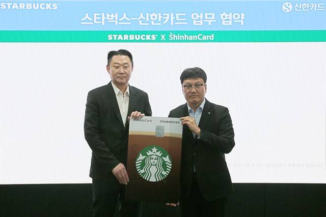 박창훈 신한카드 사장(오른쪽)과 손정현 스타벅스코리아 대표이사가 서울 중구 신한카드 본사에서 업무협약을 체결하고 기념촬영을 하고 있다. / 사진=신한카드