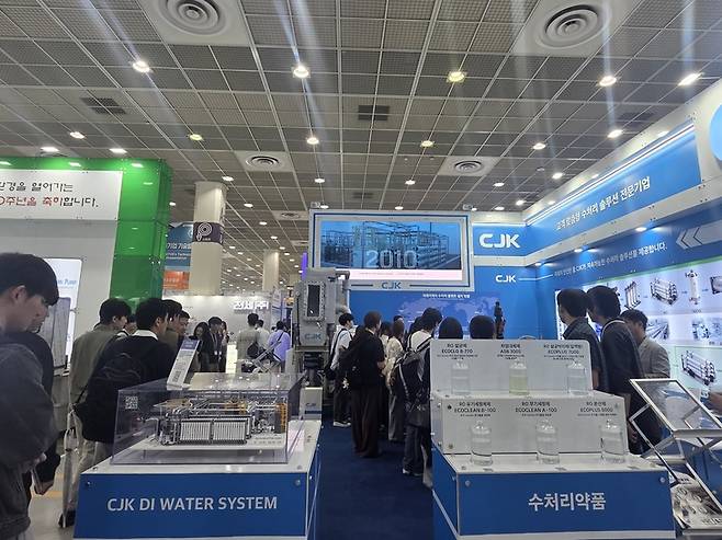 ▲21일 서울 강남구 코엑스 A홀에서 열린 '제47회 국제환경산업기술·그린에너지전(ENVEX 2026)' CJK 부스에서 참관객들이 산업용수·폐수처리 플랜트 설비와 수처리 약품을 살펴보고 있다. 사진=장혜원 기자